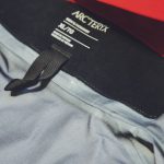 付着した皮脂などの汚れにより、シームテープの剥がれや裏地とメンブレンの剥離が起き、本来の製品機能が損う原因に