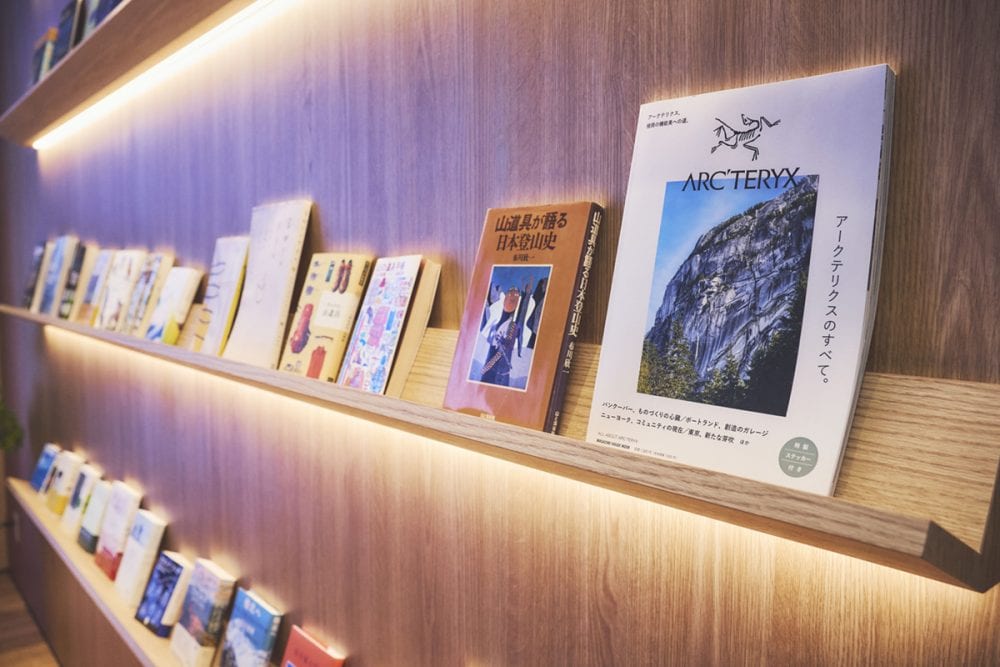 自由に閲覧できる本が並ぶライブラリーも