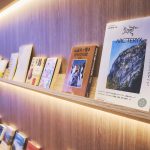 自由に閲覧できる本が並ぶライブラリーも