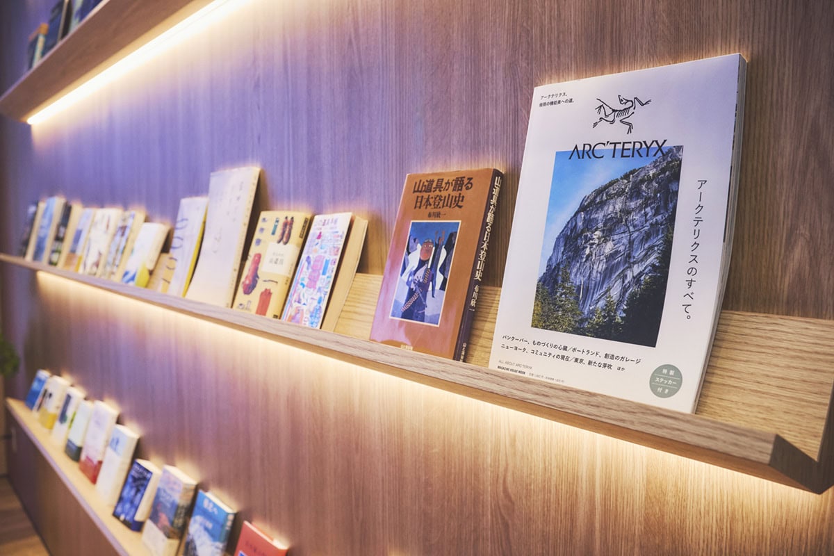 自由に閲覧できる本が並ぶライブラリーも