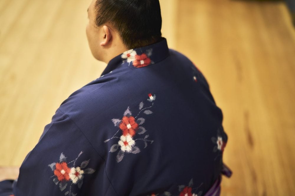 朝乃山関お気に入りの一着は、上品な花柄が印象的