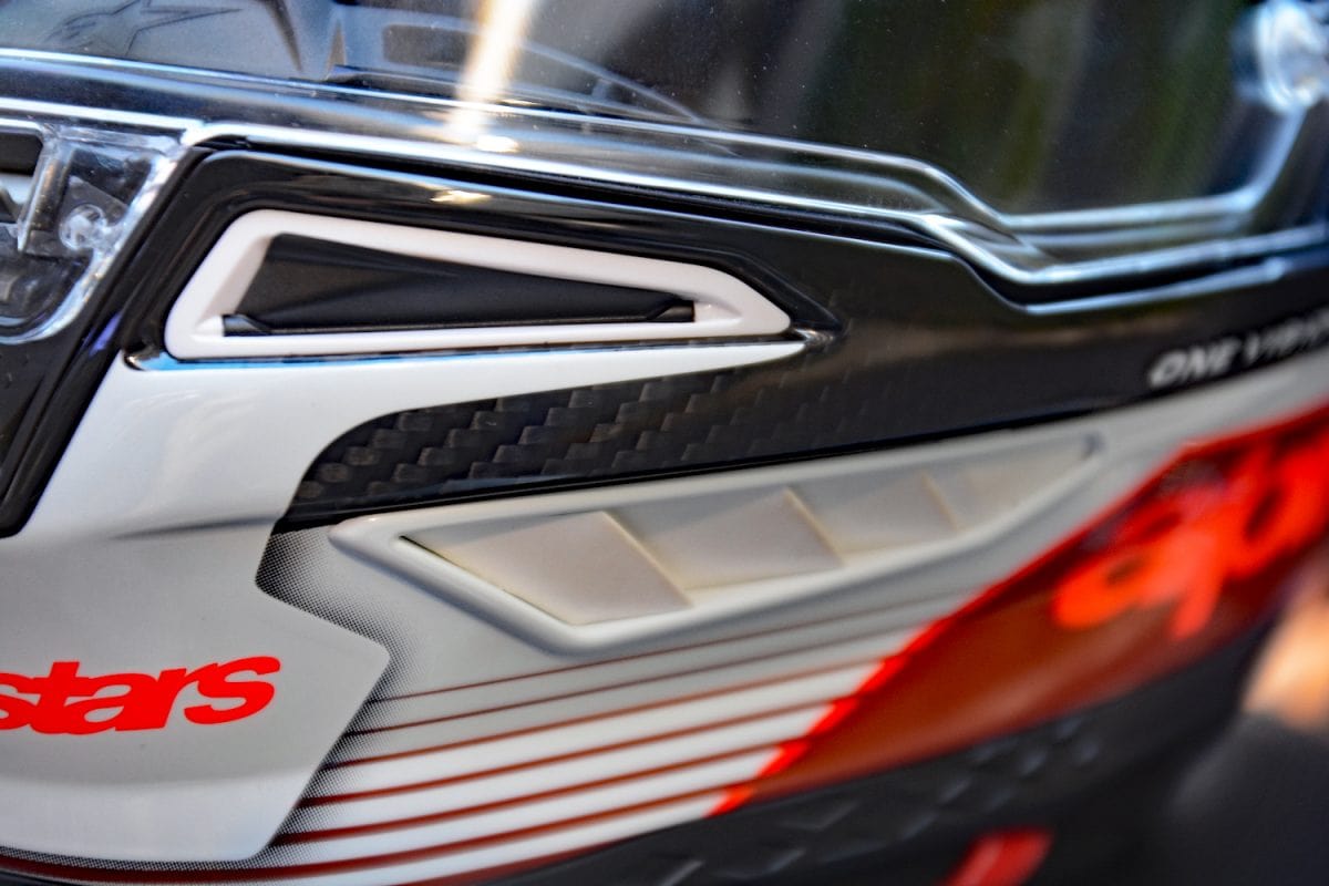 両頬辺りにはベンチレーションを装備