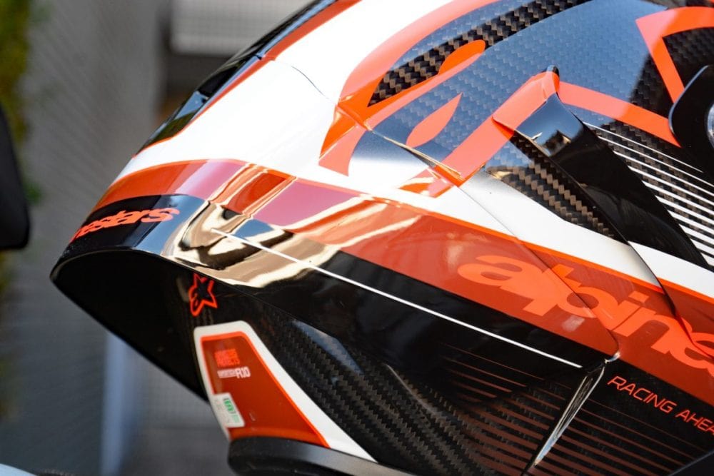 後頭部には安定感のあるライディングをサポートしてくれるレーススポイラーを装備