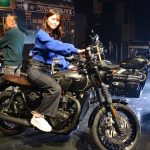 街中にも映えるスタイリッシュなT120ブラックモデルは女性ライダーにも人気