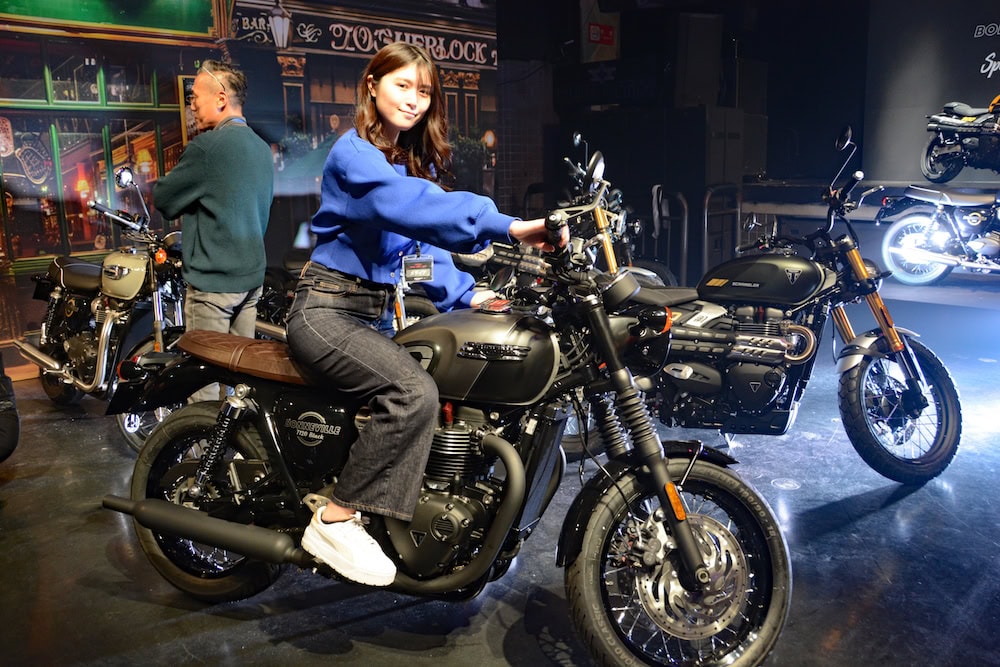 街中にも映えるスタイリッシュなT120ブラックモデルは女性ライダーにも人気