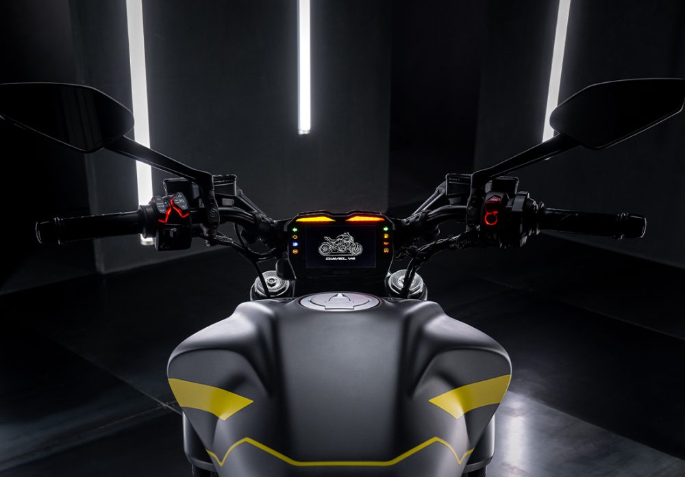 幅広のハンドルバーを採用