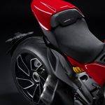 タンデム仕様からシングル仕様に簡単に変更できるパッセンジャーシートカバーも標準装備