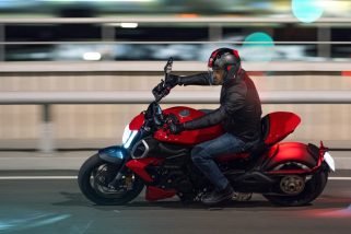 【ドゥカティ】クルーザーの皮を被った野獣!? 168馬力のV4エンジンを積んだ「Diavel V4」が刺激的すぎる