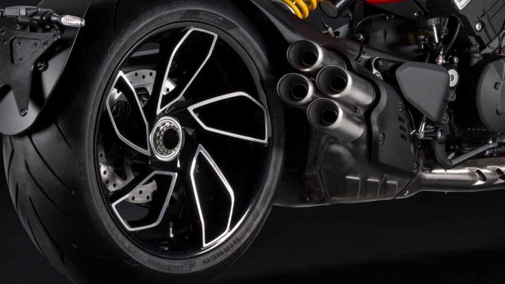 華やかなデザインのホイールと迫力のある4本出しのマフラー