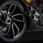 華やかなデザインのホイールと迫力のある4本出しのマフラー