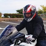 一般的なヘルメットよりも軽量で、首を上下左右に振っても重さによる負担が少なく、長時間ライドの際の首への負担を軽減してくれる