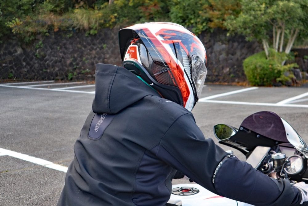 額部分に設けられたベンチレーションの効果が抜群で、頭上に風が吹き抜けていく感覚をしっかりと体感できる