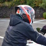 額部分に設けられたベンチレーションの効果が抜群で、頭上に風が吹き抜けていく感覚をしっかりと体感できる