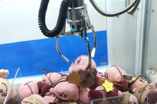 【なぜ急増？】ローソンとファミマの「クレーンゲーム」はゲーセンより簡単？“1000円”でガチ検証してみた