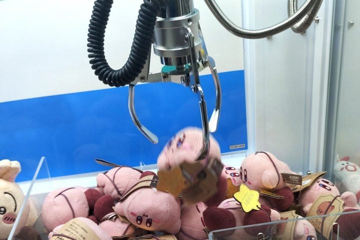 【なぜ急増?】ローソンとファミマの「クレーンゲーム」はゲーセンより簡単?“1000円”でガチ検証してみた