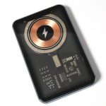 背面はメカメカしいデザイン