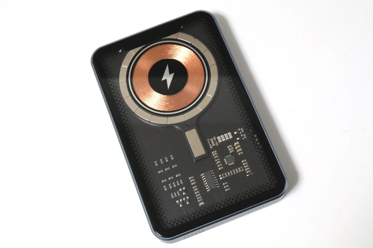 背面はメカメカしいデザイン