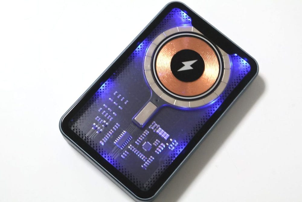 背面は光る！無駄に電池を食う？