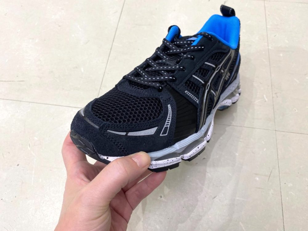 【この黒スニーカー、ただ者じゃない】アシックス&times;Liberaidersの初コラボ！話題のハイブリッドモデル「GEL-KAYANO 12.1」をエディターが試し履き