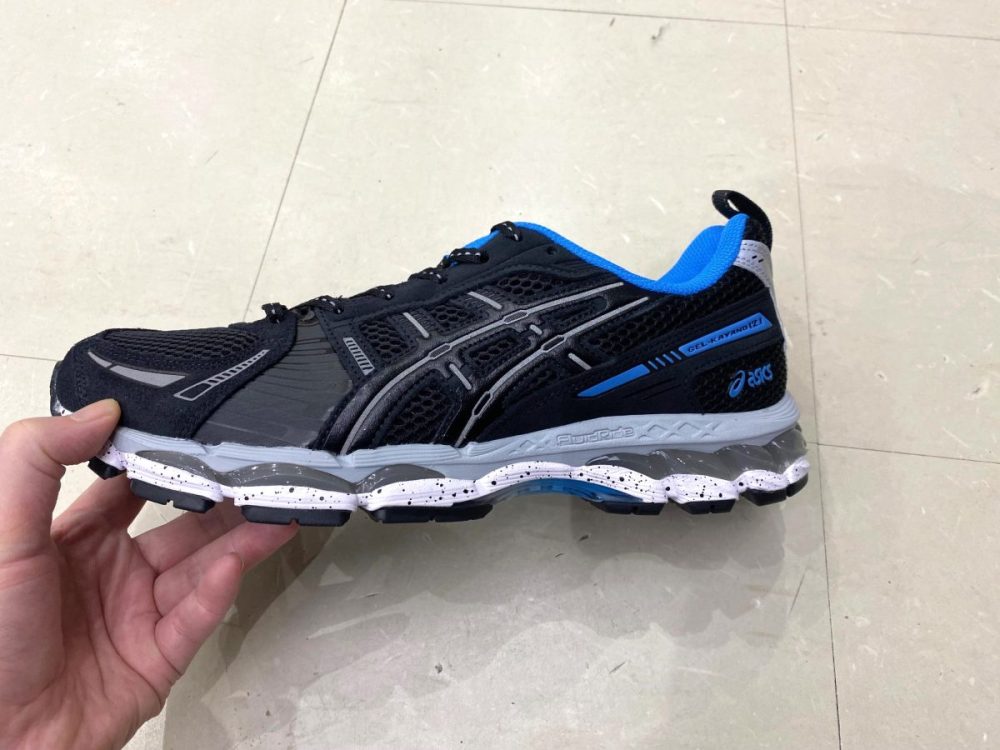 【この黒スニーカー、ただ者じゃない】アシックス&times;Liberaidersの初コラボ！話題のハイブリッドモデル「GEL-KAYANO 12.1」をエディターが試し履き