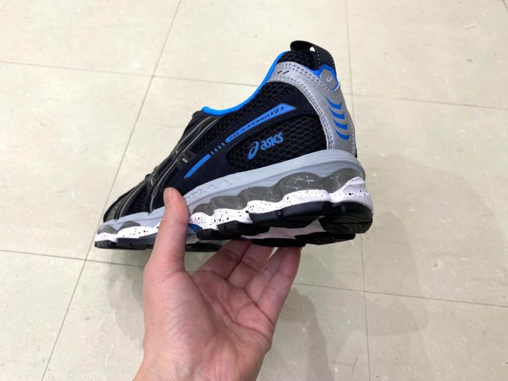 【この黒スニーカー、ただ者じゃない】アシックス&times;Liberaidersの初コラボ！話題のハイブリッドモデル「GEL-KAYANO 12.1」をエディターが試し履き