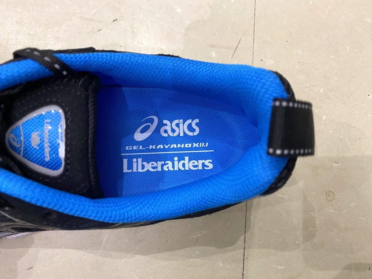 【この黒スニーカー、ただ者じゃない】アシックス&times;Liberaidersの初コラボ！話題のハイブリッドモデル「GEL-KAYANO 12.1」をエディターが試し履き