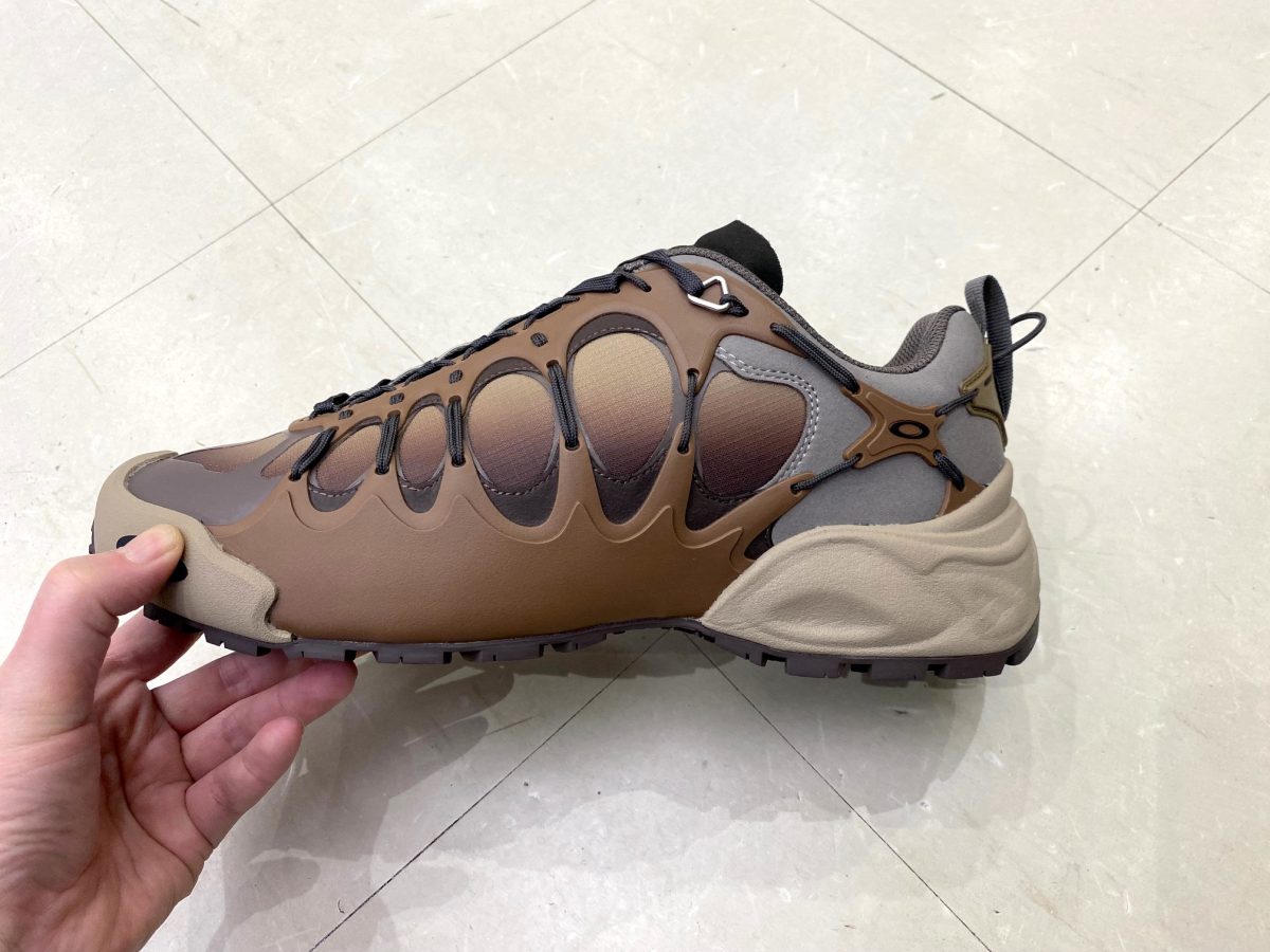 アッパーには、特殊な技術で成形された、あばら骨のような立体的デザインを採用