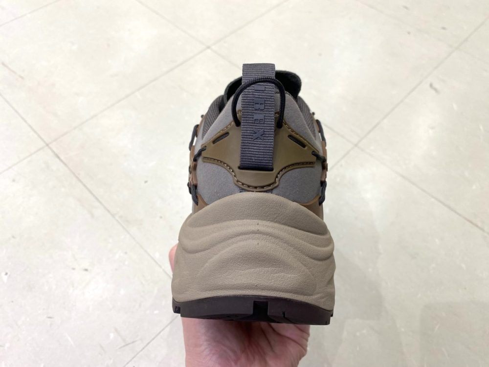 彫刻のような立体感を持つミッドソールが足元をしっかり支え、安定した歩行をサポート