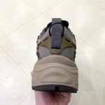 彫刻のような立体感を持つミッドソールが足元をしっかり支え、安定した歩行をサポート