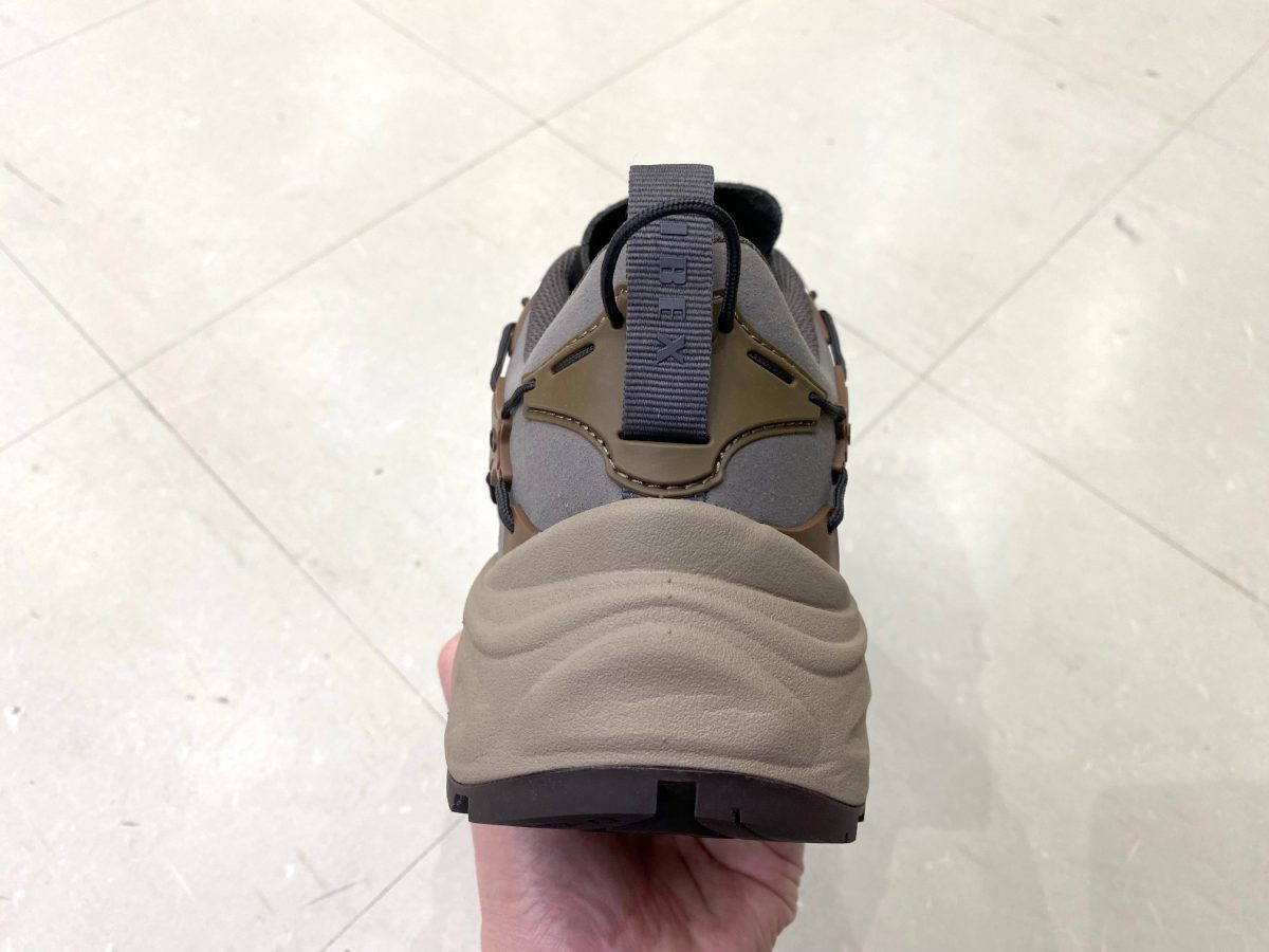 彫刻のような立体感を持つミッドソールが足元をしっかり支え、安定した歩行をサポート