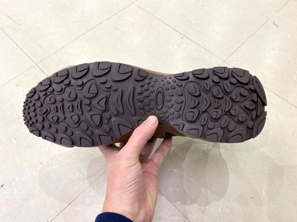 アウトソールには、オークリー独自の「O-Grip」を搭載