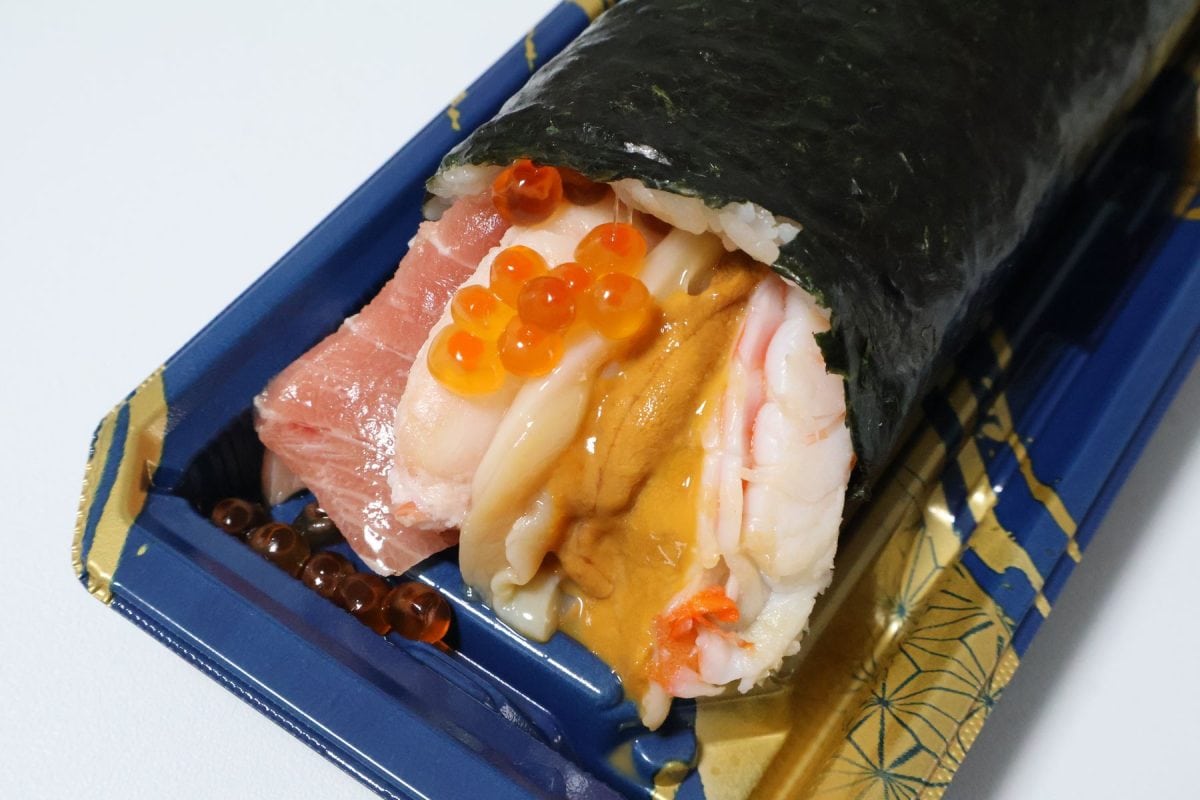 中トロとウニ、いくらは贅沢にはみ出る