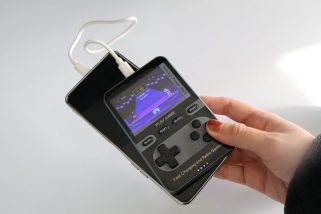 【逆に電池食うだろ!?】ドンキの謎商品“88種のゲームが遊べる”モバイルバッテリーは本末転倒なのか?ガチ検証してみた