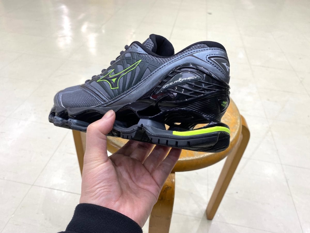 Y2K×ハイテクの完成形】“空洞ソール”のバネ心地が未体験レベル！ミズノ
