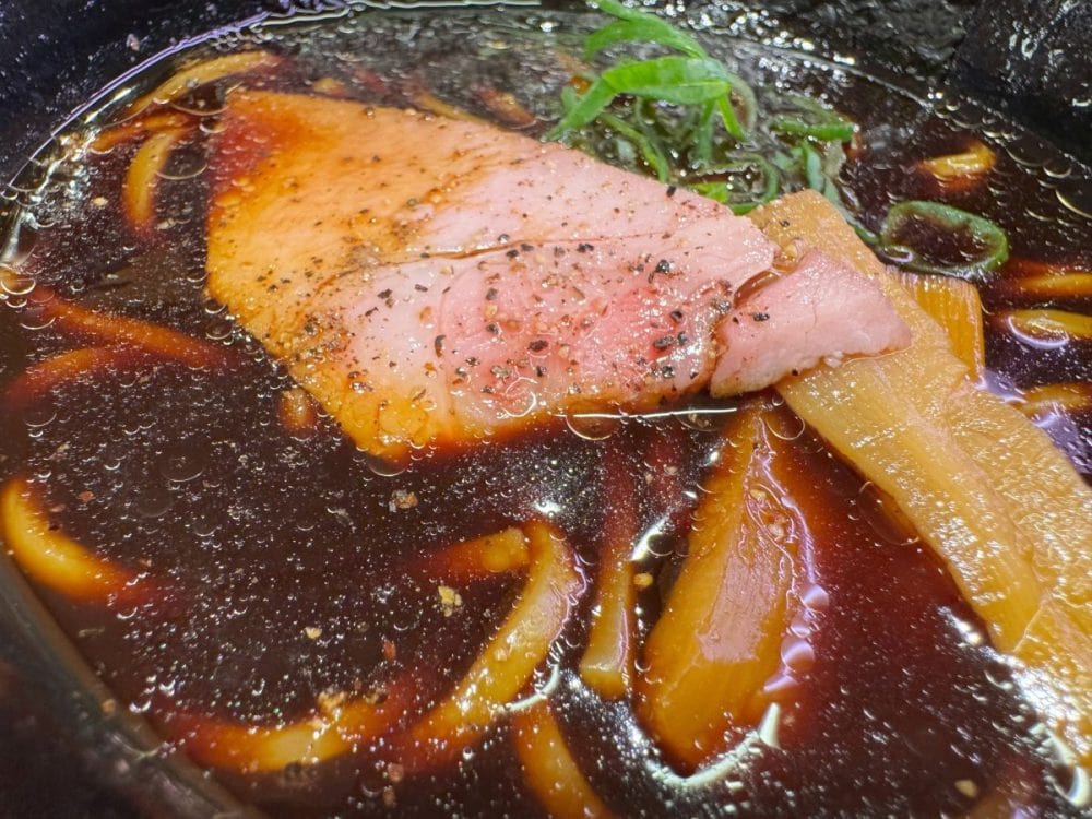 器一面に広がるインパクト抜群の真っ黒なスープ!