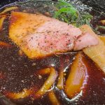 器一面に広がるインパクト抜群の真っ黒なスープ!