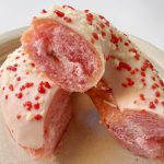 中からいちご果肉を贅沢に練り込んだミルクホイップがぎっしりと溢れ出します