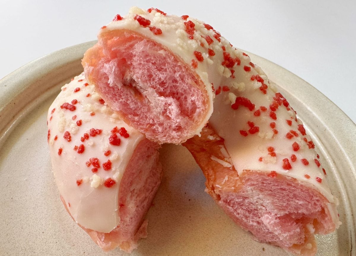 中からいちご果肉を贅沢に練り込んだミルクホイップがぎっしりと溢れ出します