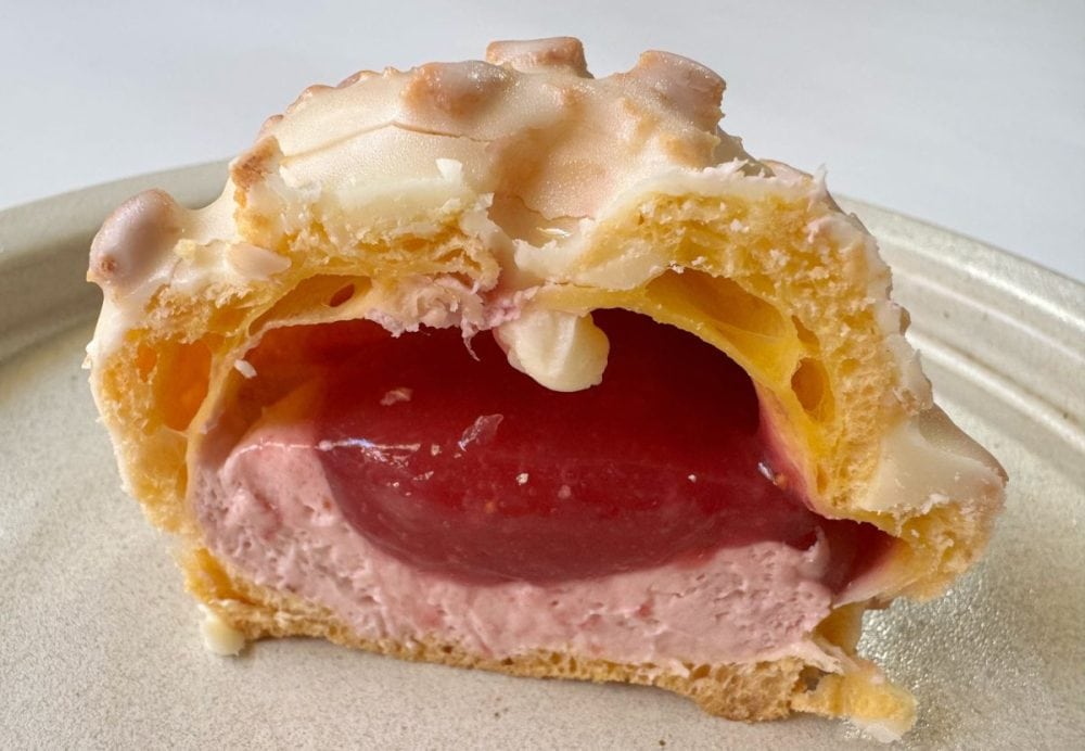 いちごソースがさっぱりとしているため、見た目よりも爽やかな後味