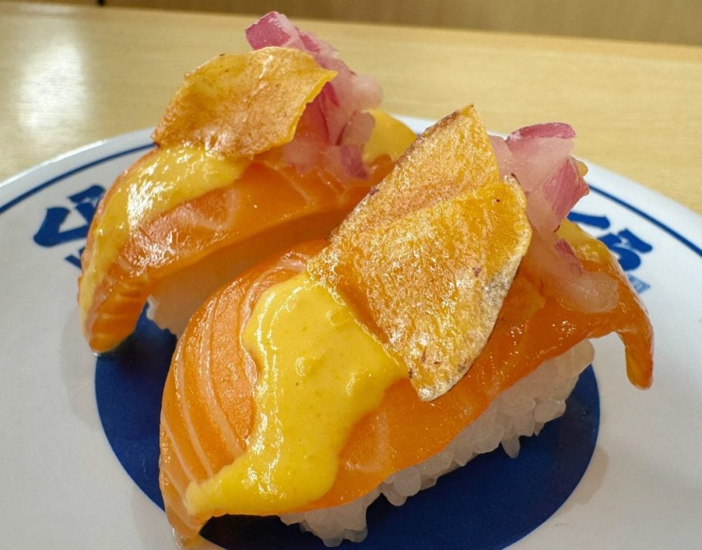 脂の乗ったサーモンと、キリっとした辛さが光るまろやかなソース、酢漬けした玉ねぎの爽やかさが三位一体となってエキゾチックな味わいに