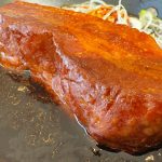 目の前に運ばれてきたのは、照り輝くタレをまとった分厚い角煮