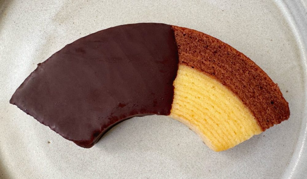 2層が織りなすしっとりとした生地に、チョコレートがたっぷりとかかっています