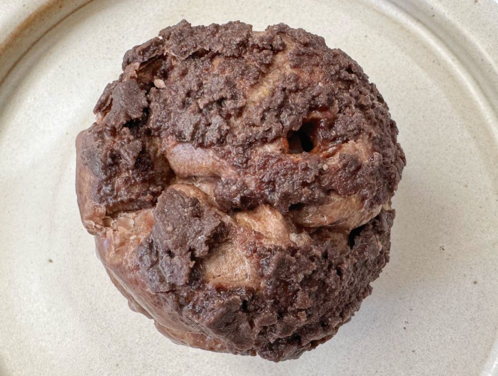 ショコラとほろ苦キャラメルの黄金比！「とろけるキャラメルショコラシュー」