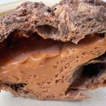 重厚感のあるショコラクリームとほろ苦いキャラメルソースがたっぷり