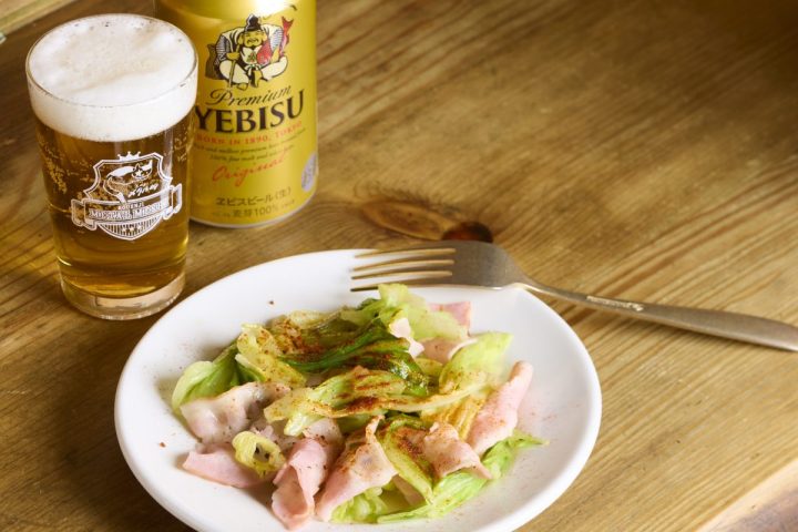 「こういうのでいいんだよ」の究極肉つまみ!ビールが止まらない…キャベツとベーコンの“バター蒸し”がマジサイコー