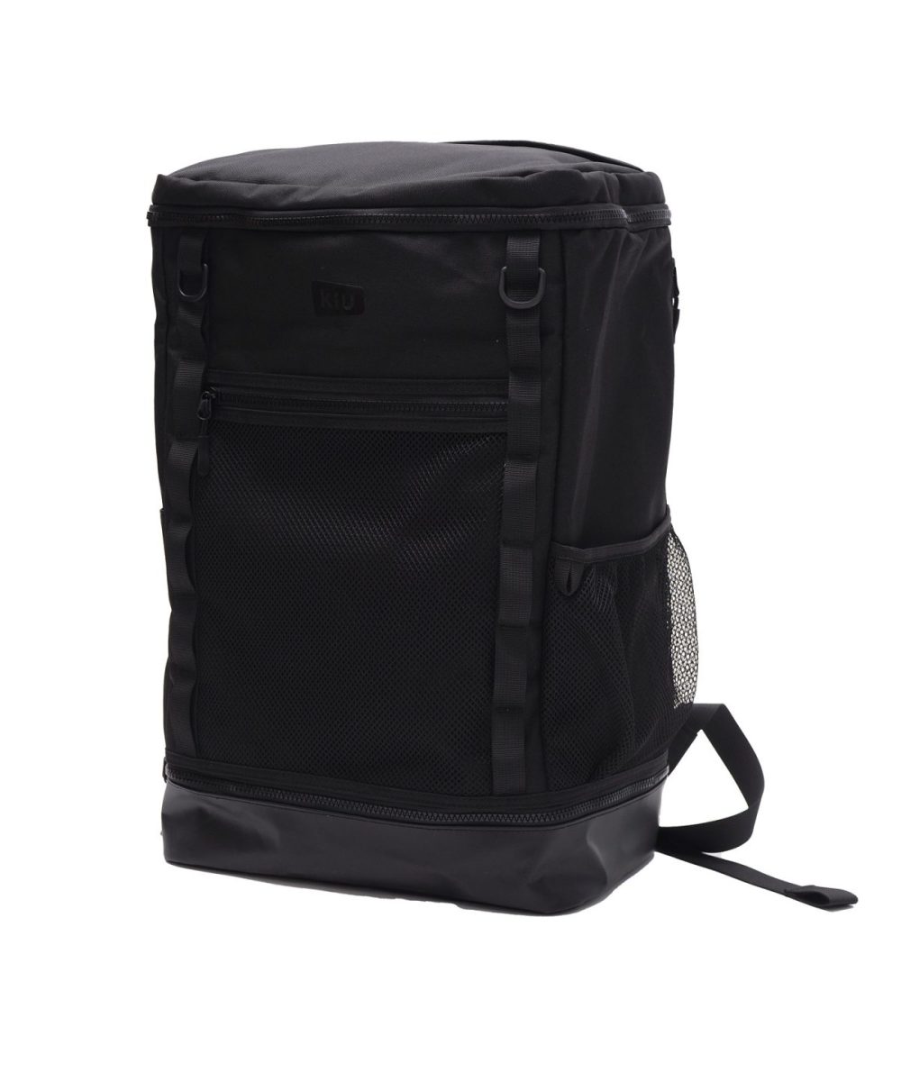 KiU「K526–スクエアバックパック」￥8,250／横30×縦48×マチ20㎝／34ℓ