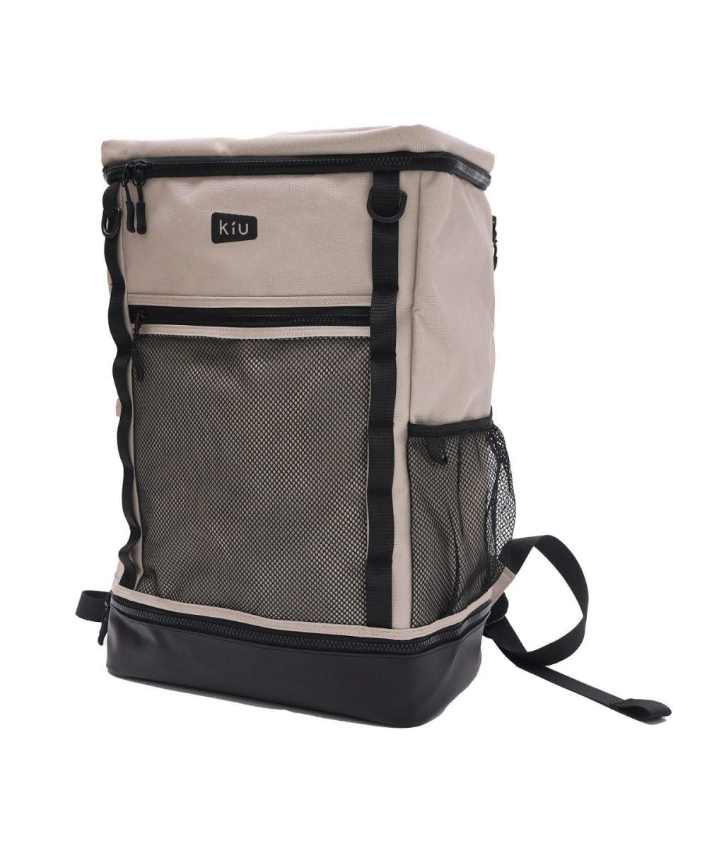 KiU「K526–スクエアバックパック」￥8,250／横30×縦48×マチ20㎝／34ℓ