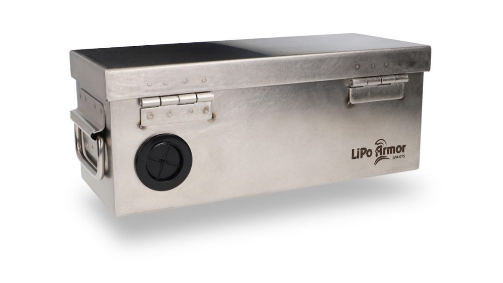 本体背面にはグロメット(ケーブルホール)を設置