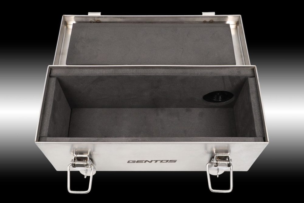 外側の素材には熱や衝撃に強い高強度のステンレス、内側には熱に強く燃えにくいEVAフォームを採用している