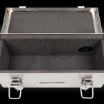 外側の素材には熱や衝撃に強い高強度のステンレス、内側には熱に強く燃えにくいEVAフォームを採用している